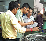 Discussing the design of automatic tapping machine with customers